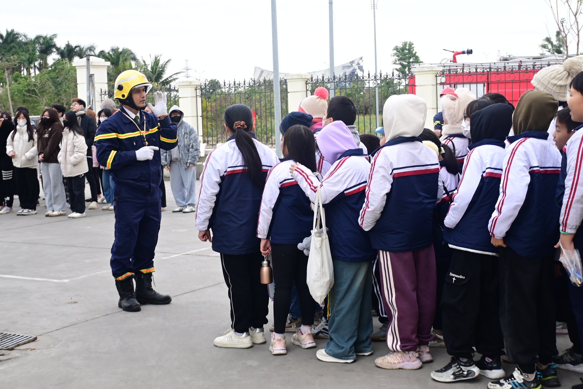 Hướng dẫn thoát nạn cho hàng trăm người bị mắc kẹt ra nơi an toàn trong tháng 4 năm 2025